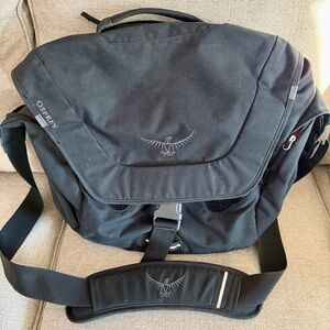 Osprey Black Messenger Bag with Logo Flapjack messenger bag